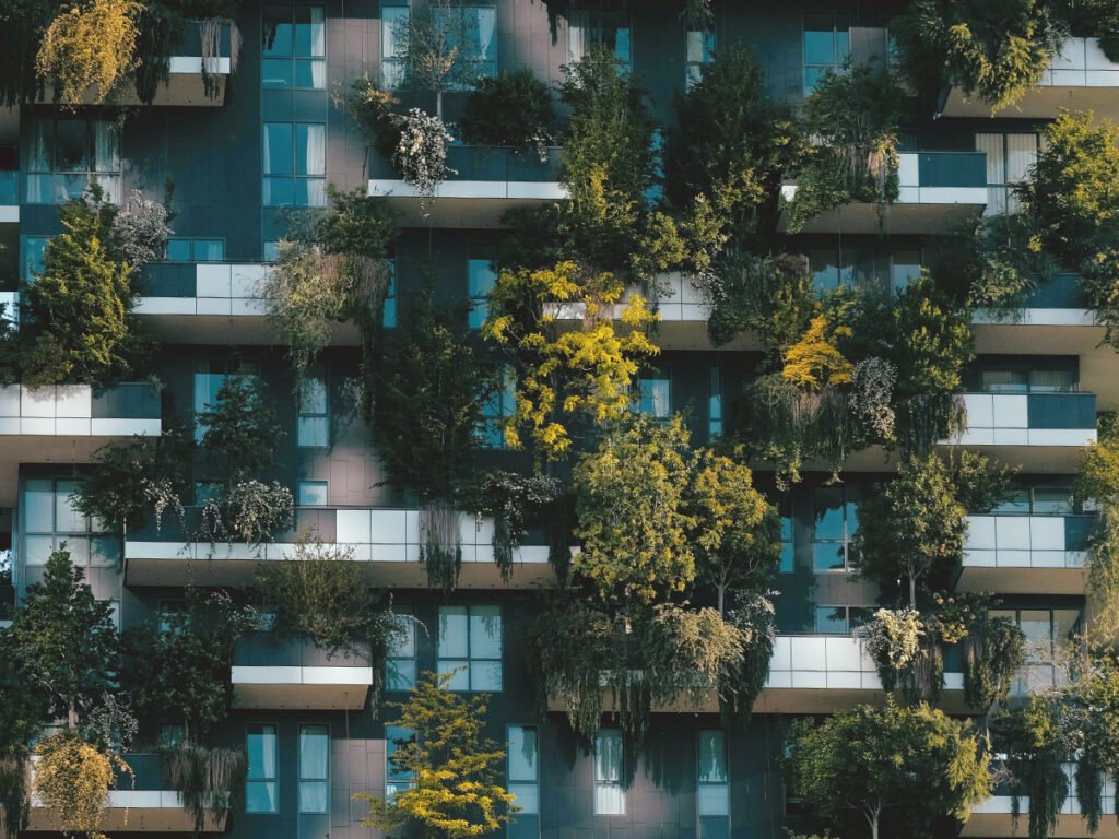 Design Biofílico empregado na fachada de um prédio. Foto Pexels / Francesco Ungaro.