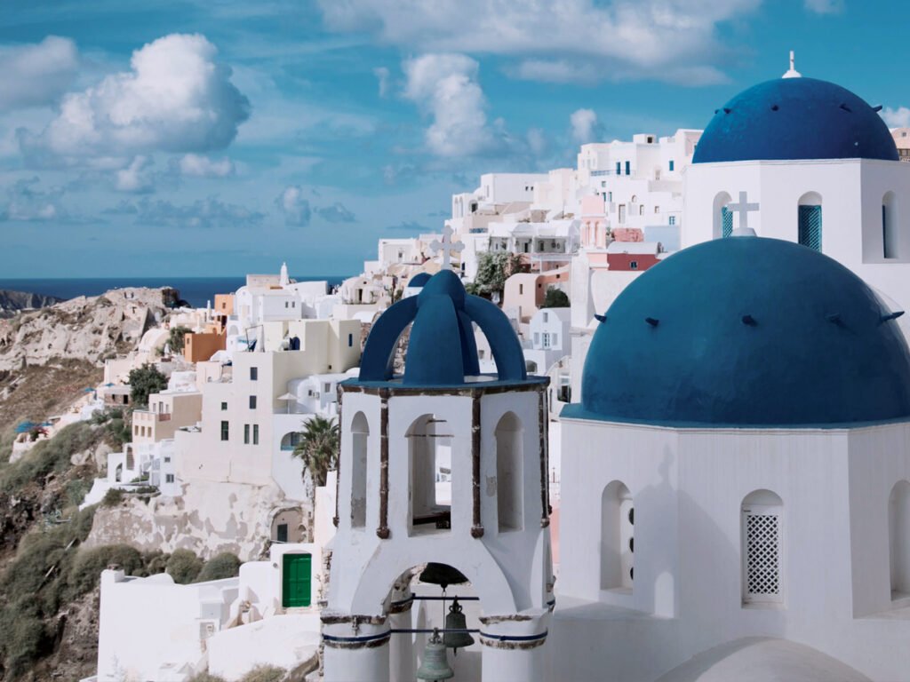 A reflexão do calor através de paredes brancas no Mediterrâneo . Foto – Pexels / Jimmy Teoh