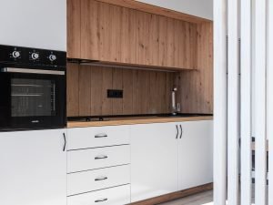 Armário de cozinha em MDF Ultra, resistente a umidade. Laminado branco original de fabrica e MDF Ultra natural com revestimento de Fórmica padrão madeirado Teka Italy. Foto Pexels / Max Rahubovskiy