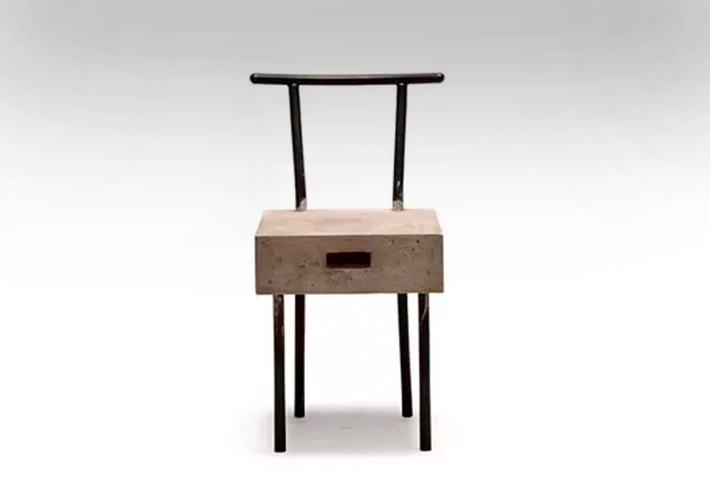 Cadeira Gaveta em concreto e aço da exposição de Fernanda Barretto e Marcelo Di Benedetto.