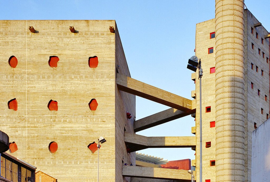 Sesc Pompeia, projetado por Lina Bo Bardi.